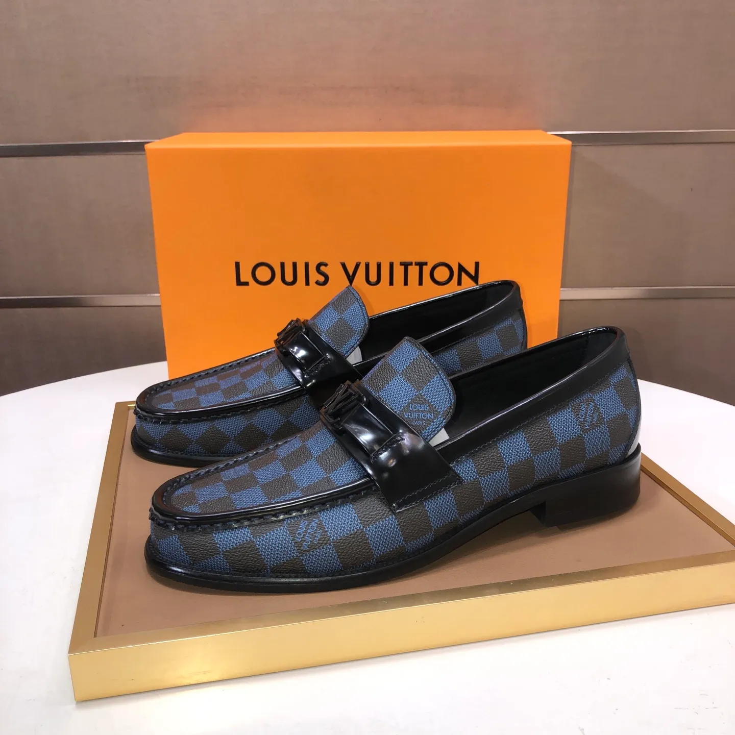 Men's men's shoes💰540💰[LV] (original single cowhide lining)🍀LV's latest genuine leather business suit shoes are available on the official website at the same time. The first-layer cowhide imported from Italy is made of heavy gold, and the official website has a 1:1 rubber outsole. Versatile to wear, high-end without losing class, and the color combination is extraordinary. This four-season style is alluring when worn on your feet, showing off your big-name flair. Standard code 38-45 (45 customized)